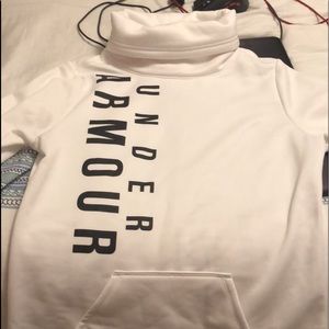 Women’s M Under Armour Hoodie